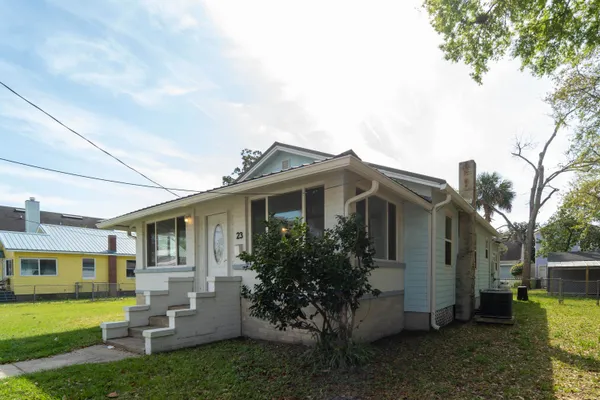 a view of a yard in front of house