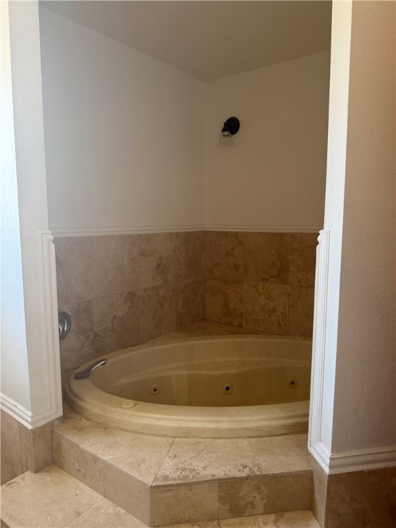 1645 Dunlap Road Fort Mohave, AZ 86426 - Photo 19 of 39 a bathroom with a bath tub