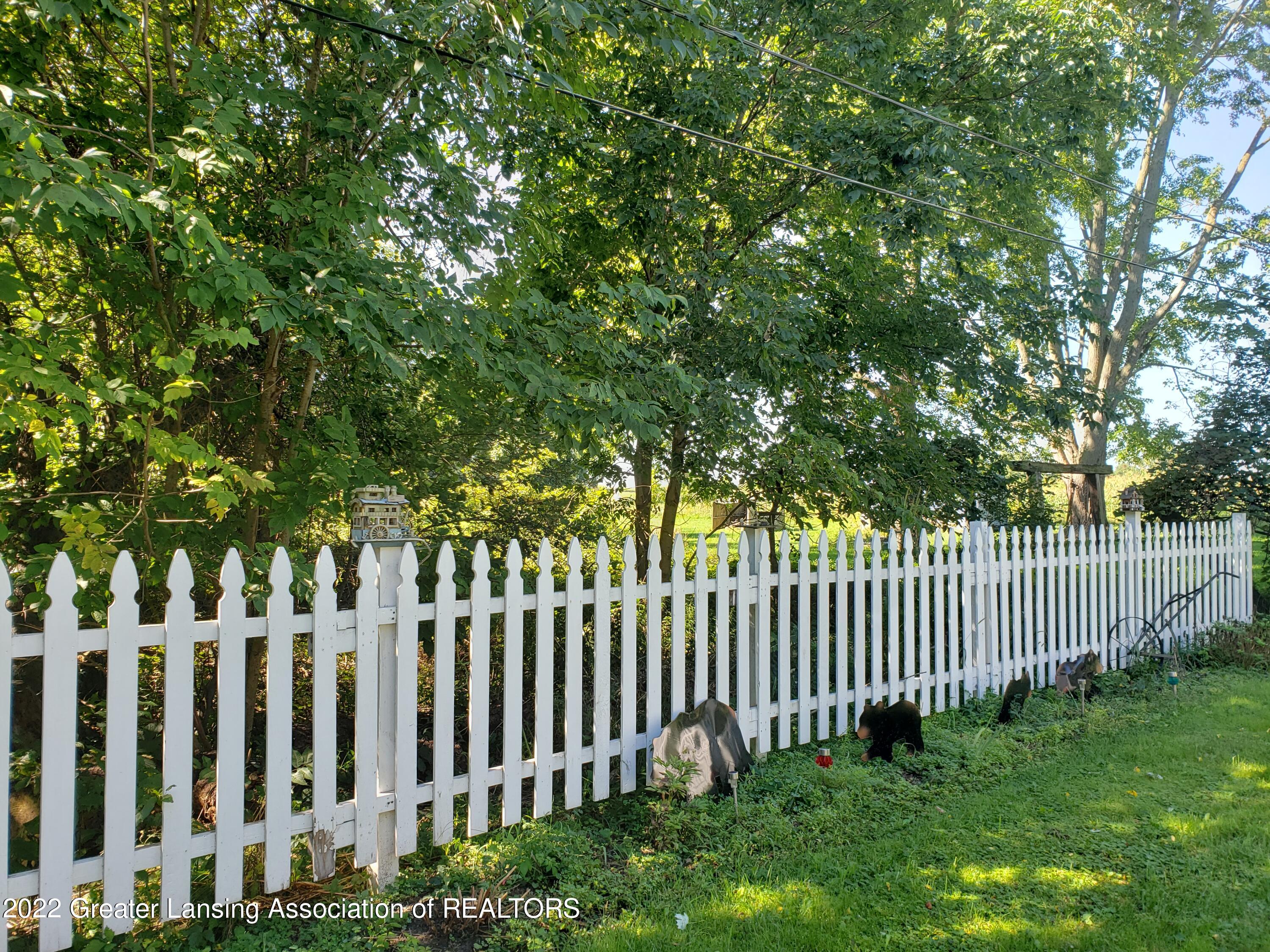 1981 West State Road Lansing, MI 48906 - Photo 3 of 12 Yard with fence