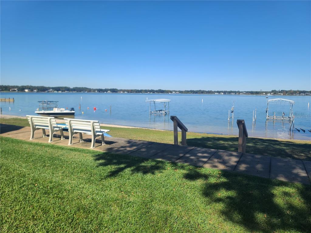 11001 Southeast Sunset Harbor Road, Unit C27 Summerfield, FL 34491 - Photo 43 of 53 a backyard of a house with table and chairs