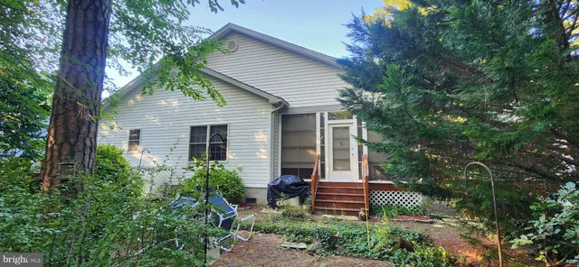 a view of a house with backyard and garden
