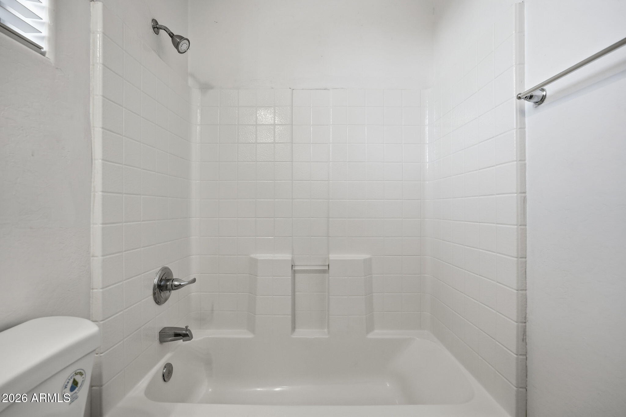 9360 West Payson Road Tolleson, AZ 85353 - Photo 26 of 33 a bathroom with a bathtub