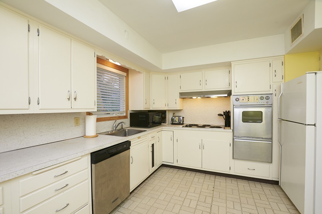 506 Clinton Road Brookline, MA 02467 - Photo 5 of 10