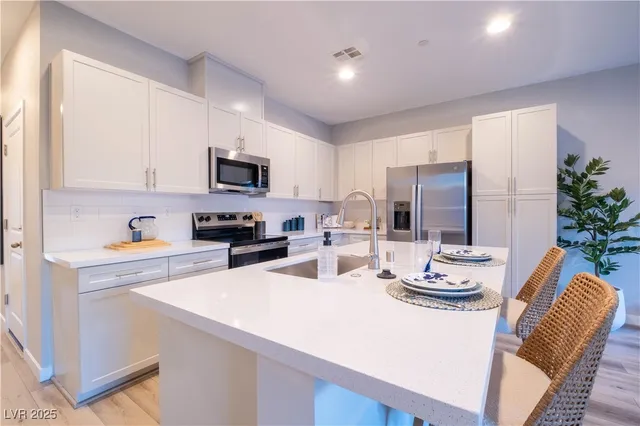 $2,400 | 7563 Jumping Cholla Court, Las Vegas, NV 89143