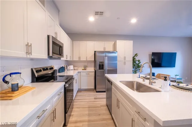 $2,400 | 7563 Jumping Cholla Court, Las Vegas, NV 89143