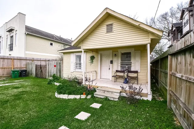 $1,700 | 5221 Darling Street, Houston, TX 77007