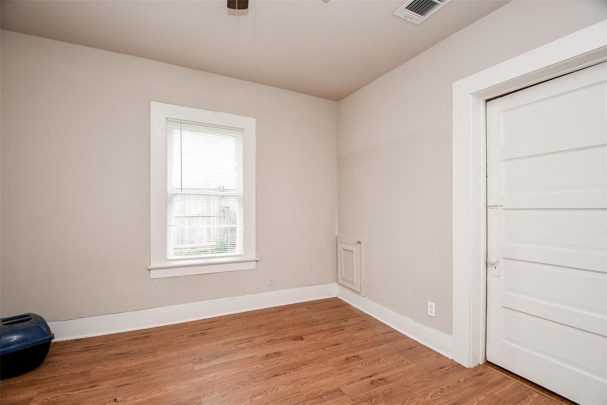5221 Darling Street Houston, TX 77007 - Photo 6 of 22 an empty room with wooden floor and windows