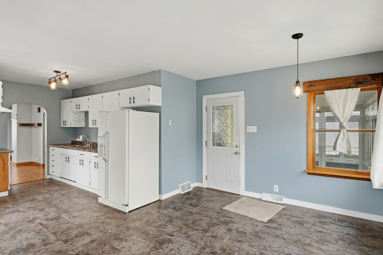 1024 Avery Avenue Dixon, IL 61021 - Photo 5 of 26