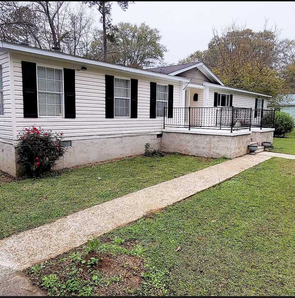 306 Hunter Street Union Point, GA 30669 - Photo 1 of 1