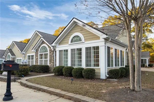 a view of a house with a yard