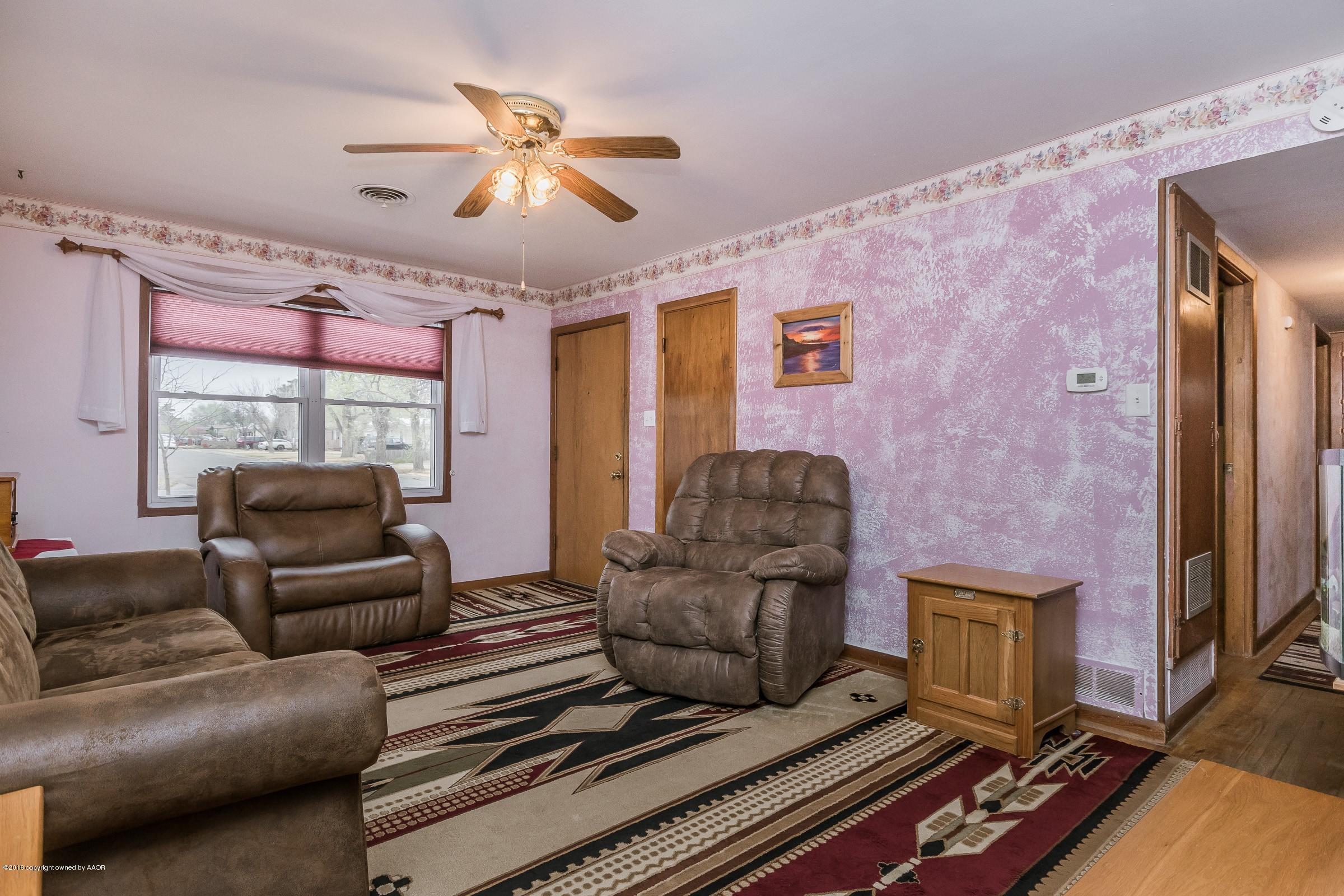 1201 Southwest 48th Avenue Amarillo, TX 79110 - Photo 2 of 18 a living room with furniture