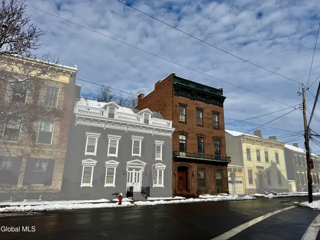 $2,395 | 21 Front Street, Unit 2, Schenectady, NY 12305