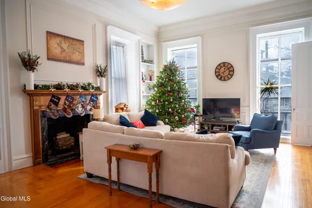 $2,395 | 21 Front Street, Unit 2, Schenectady, NY 12305