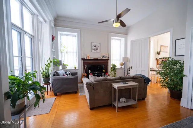 $2,395 | 21 Front Street, Unit 2, Schenectady, NY 12305