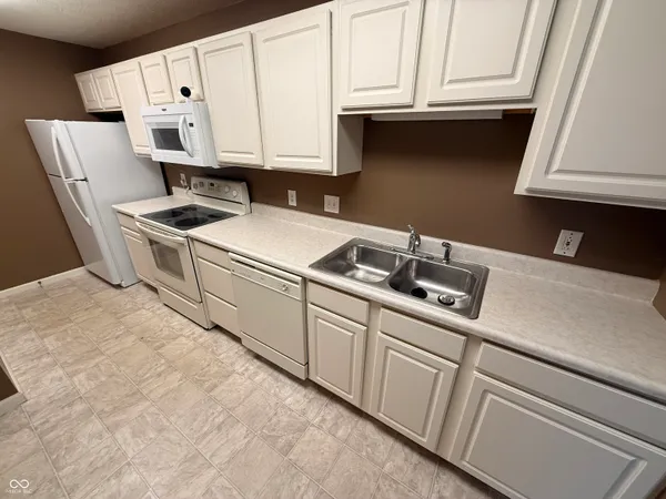 $174,900 | 6525 Emerald Hill Court, Unit 206, Indianapolis, IN 46237