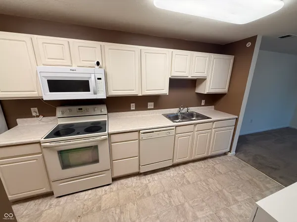 $174,900 | 6525 Emerald Hill Court, Unit 206, Indianapolis, IN 46237