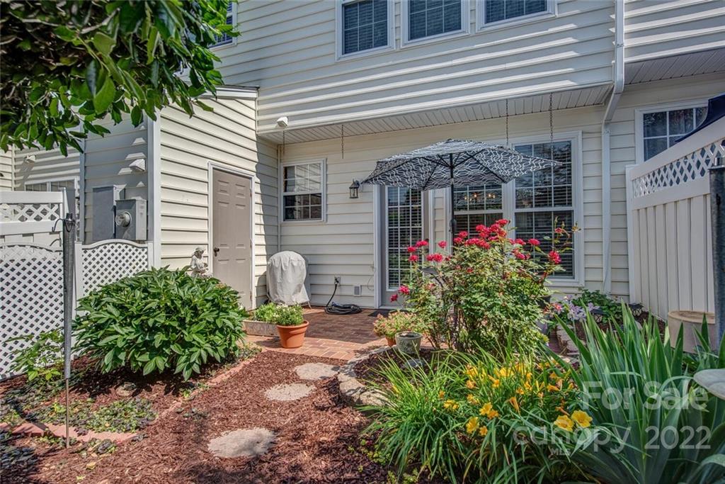 909 Azurine Circle Fort Mill, SC 29708 - Photo 5 of 30 a front view of a house with garden