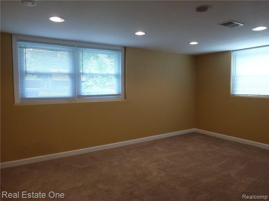1544 Biggers Drive Rochester, MI 48309 - Photo 18 of 42 P1050858.JPG