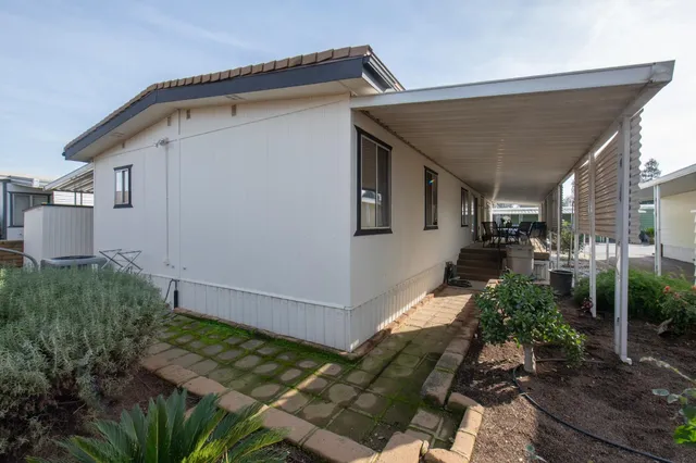 a view of backyard of the house