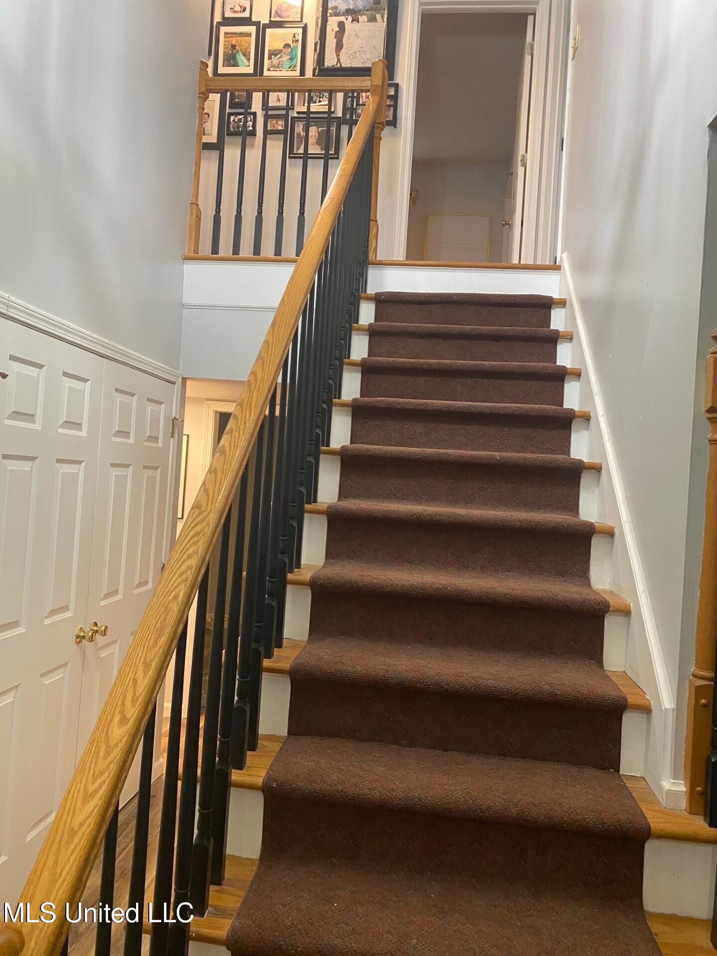 2085 Yellow Dog Road Senatobia, MS 38668 - Photo 18 of 48 Stairway