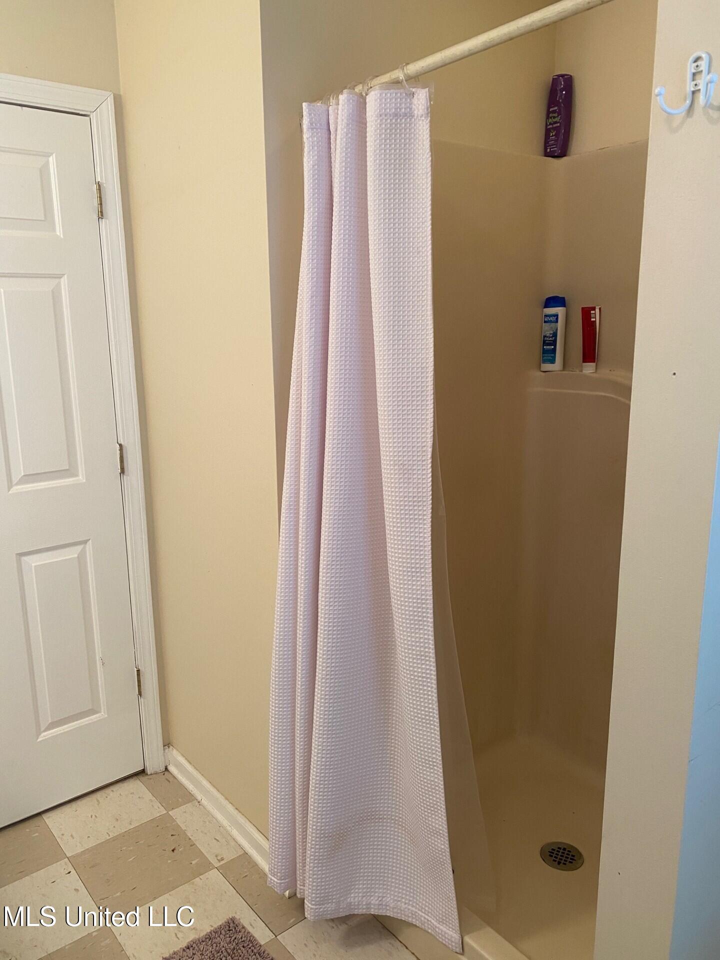 2085 Yellow Dog Road Senatobia, MS 38668 - Photo 28 of 48 Jack/Jill bath up