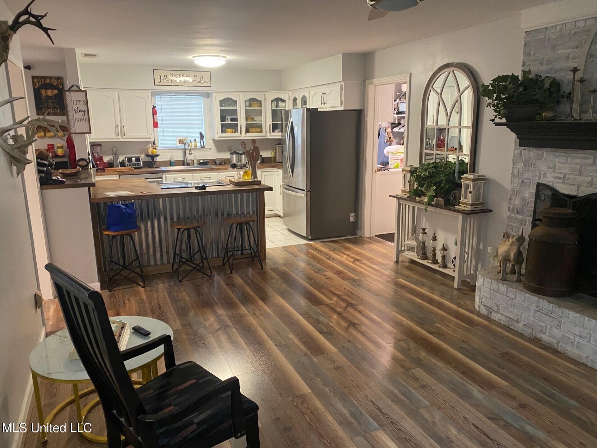 2085 Yellow Dog Road Senatobia, MS 38668 - Photo 7 of 48 Living room/kitchen