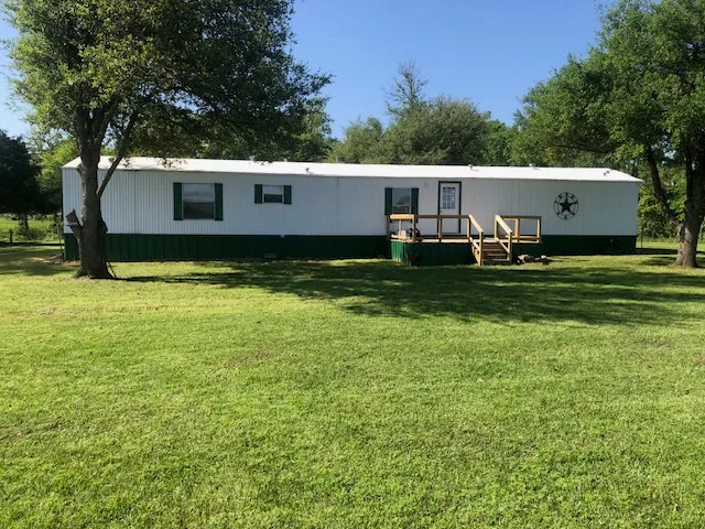 a view of a house with backyard