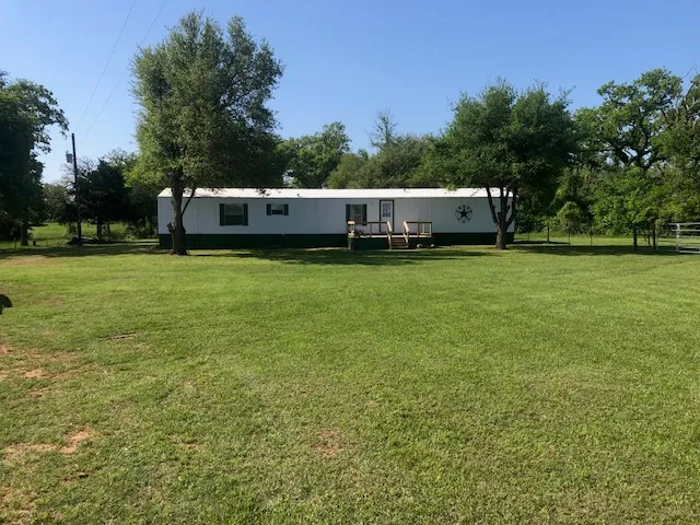a view of a back yard