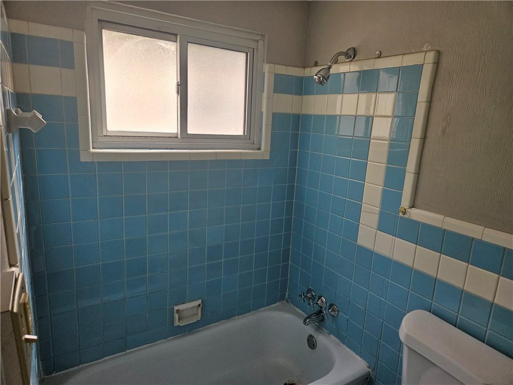 1905 Hanover Street, Unit 7 Pittsburgh, PA 15218 - Photo 14 of 22 a bathroom with a bathtub and window