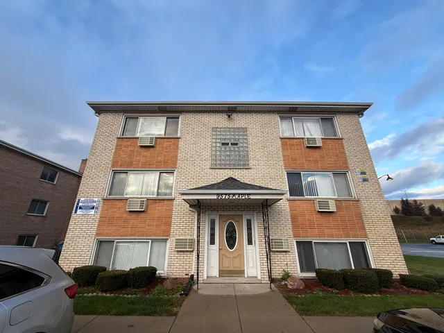 $1,350 | 9575 Maple Drive, Unit 2S, Rosemont, IL 60018