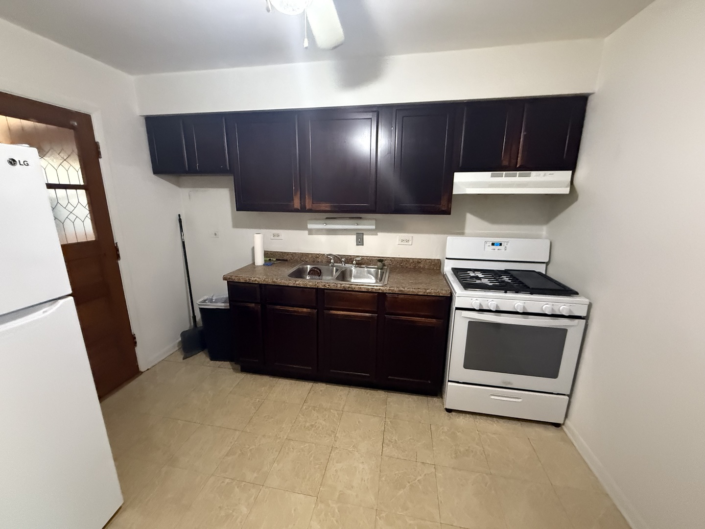 9575 Maple Drive, Unit 2S Rosemont, IL 60018 - Photo 10 of 12 a kitchen with a stove and a refrigerator