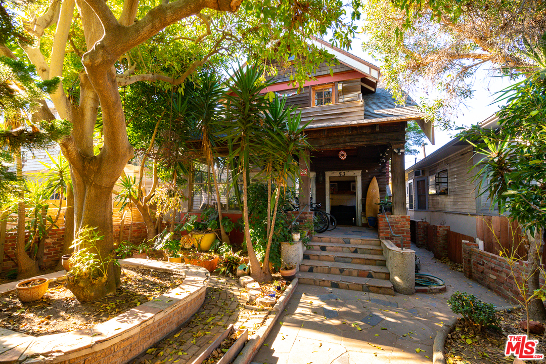 53 Dudley Avenue Venice, CA 90291 - Photo 1 of 28 front view of a house with a small yard