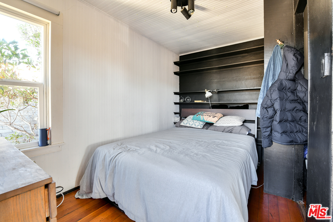 53 Dudley Avenue Venice, CA 90291 - Photo 17 of 28 a bedroom with a bed and a television