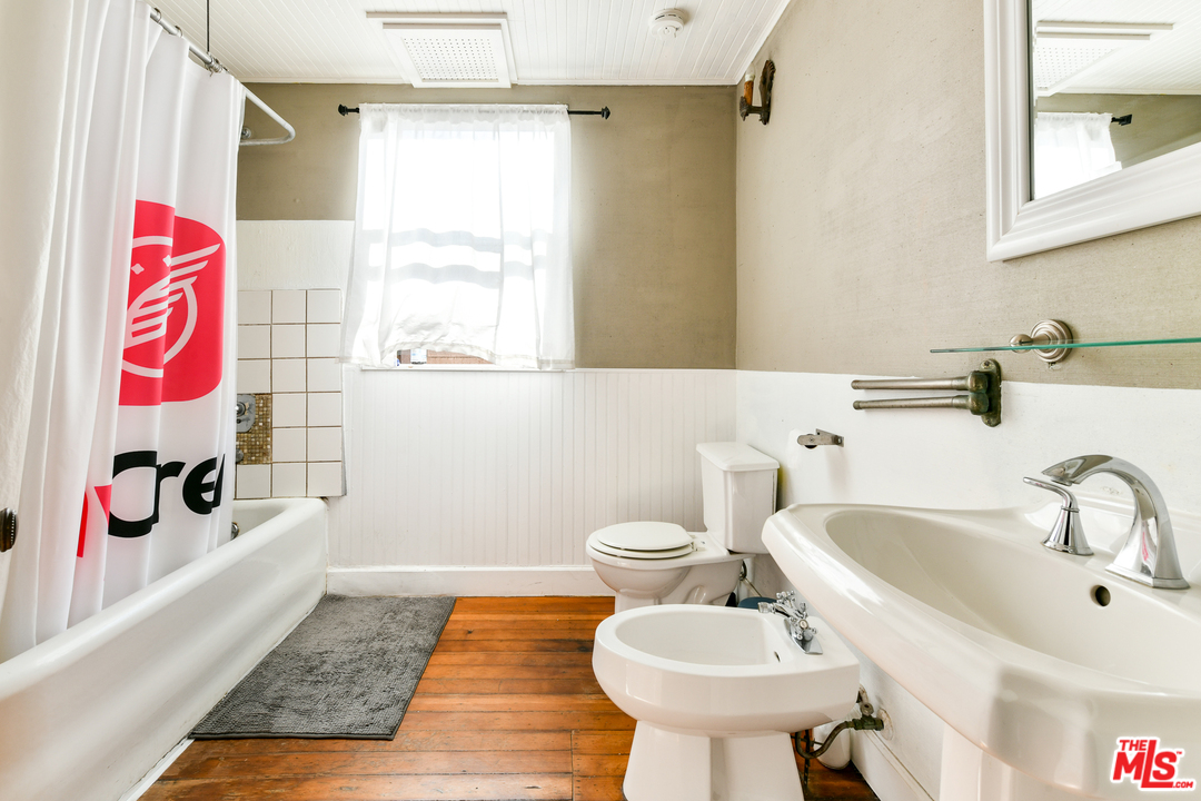 53 Dudley Avenue Venice, CA 90291 - Photo 18 of 28 a bathroom with a sink and a mirror