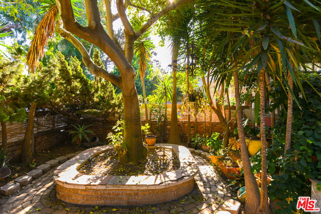 53 Dudley Avenue Venice, CA 90291 - Photo 2 of 28 a view of a bird bath