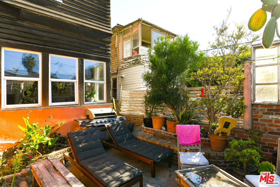 53 Dudley Avenue Venice, CA 90291 - Photo 25 of 28 a view of a chairs and table in patio