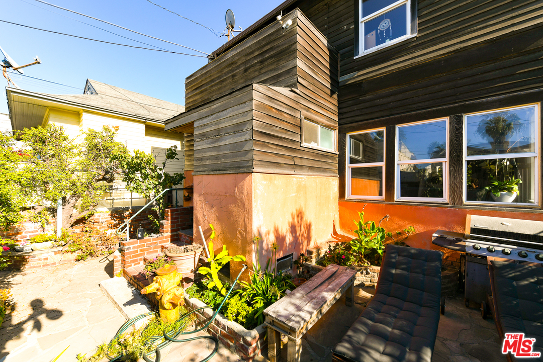 53 Dudley Avenue Venice, CA 90291 - Photo 27 of 28 a view of a balcony with chairs