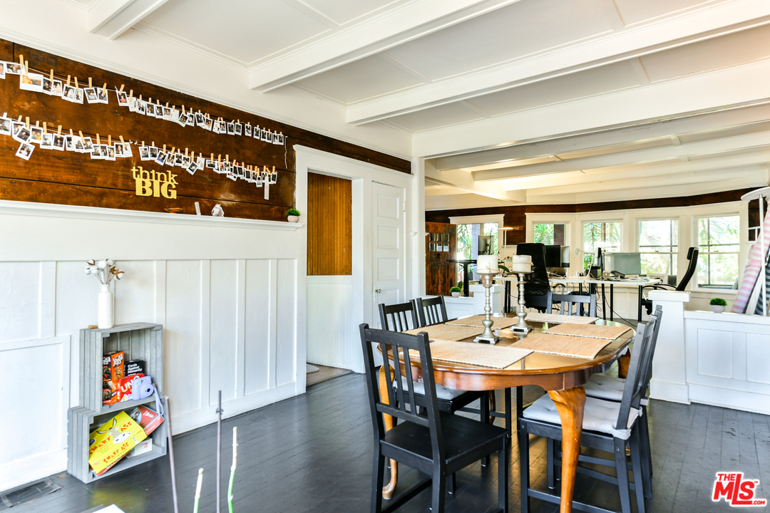 53 Dudley Avenue Venice, CA 90291 - Photo 9 of 28 a view of a dining room with furniture