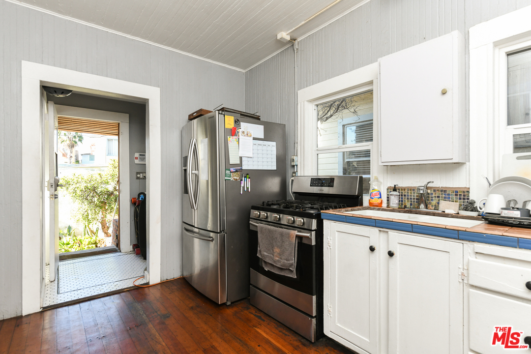 53 Dudley Avenue Venice, CA 90291 - Photo 10 of 28 a kitchen with a stove a sink and a refrigerator