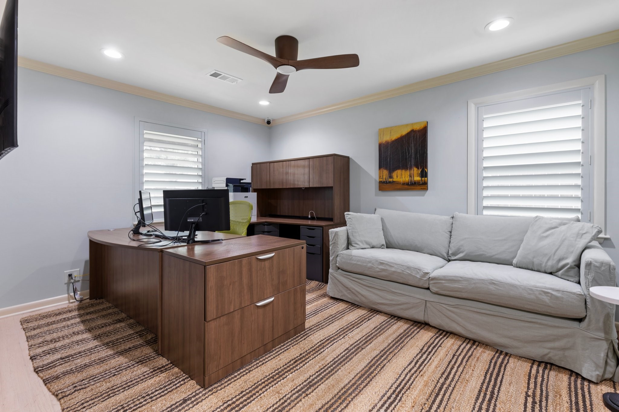 6727 Lindyann Lane Houston, TX 77008 - Photo 12 of 25 a living room with furniture and a flat screen tv