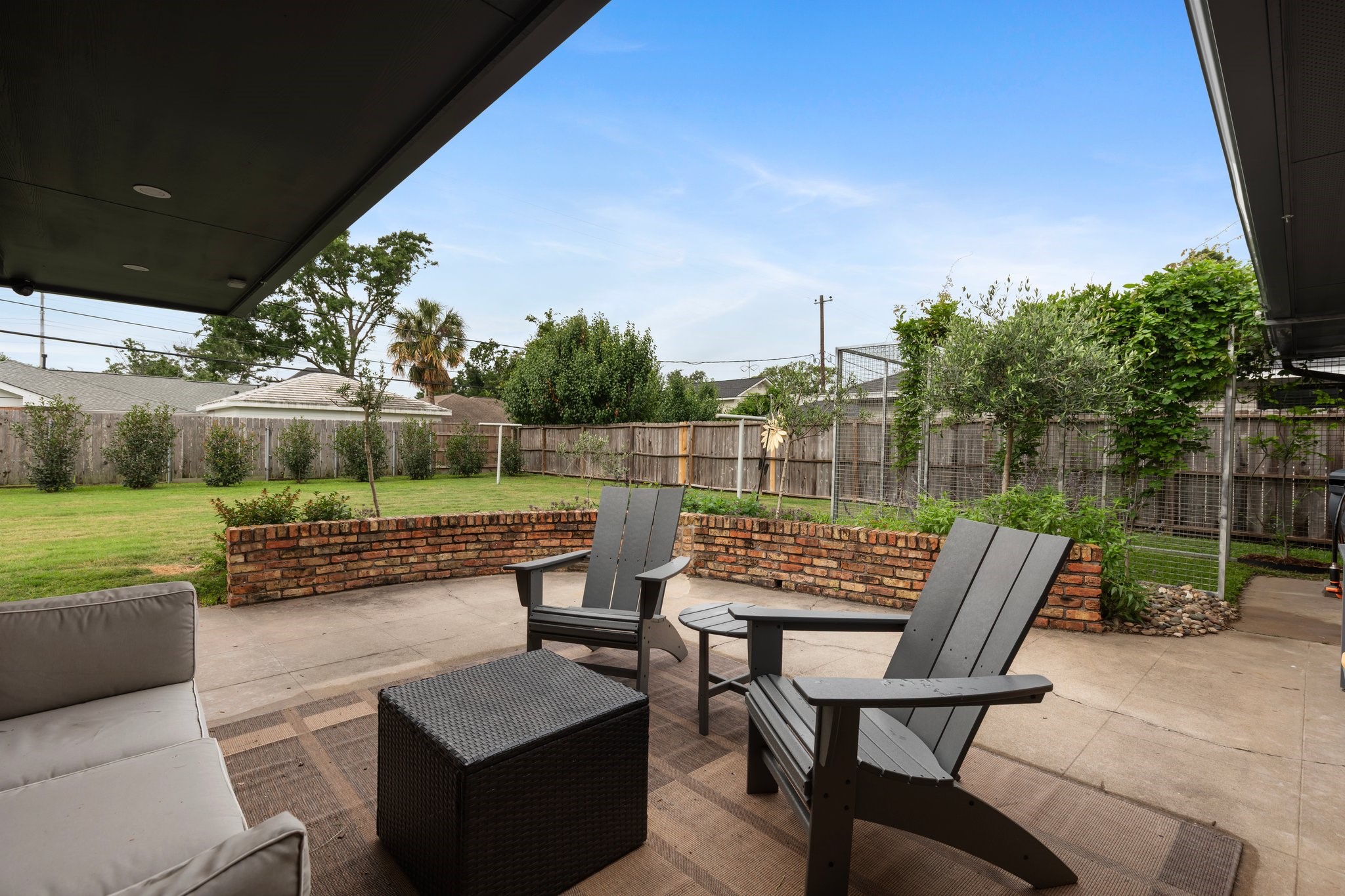 6727 Lindyann Lane Houston, TX 77008 - Photo 15 of 25 a view of a chairs and table in the backyard