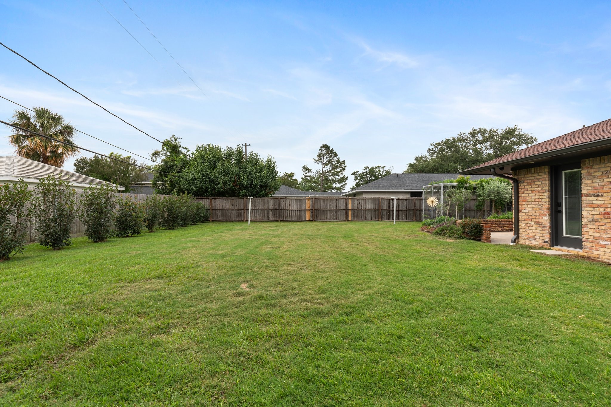 6727 Lindyann Lane Houston, TX 77008 - Photo 16 of 25 a view of a house with a backyard