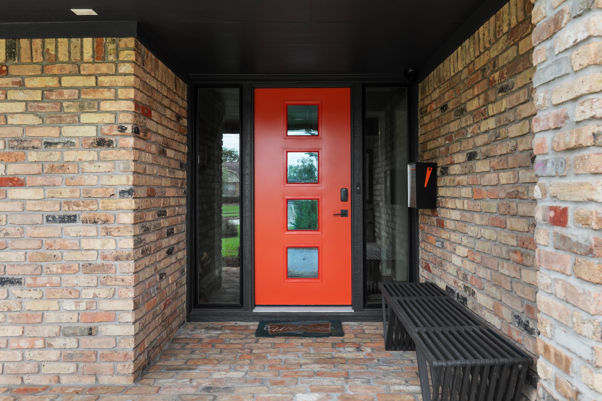 6727 Lindyann Lane Houston, TX 77008 - Photo 2 of 25 a front view of a building