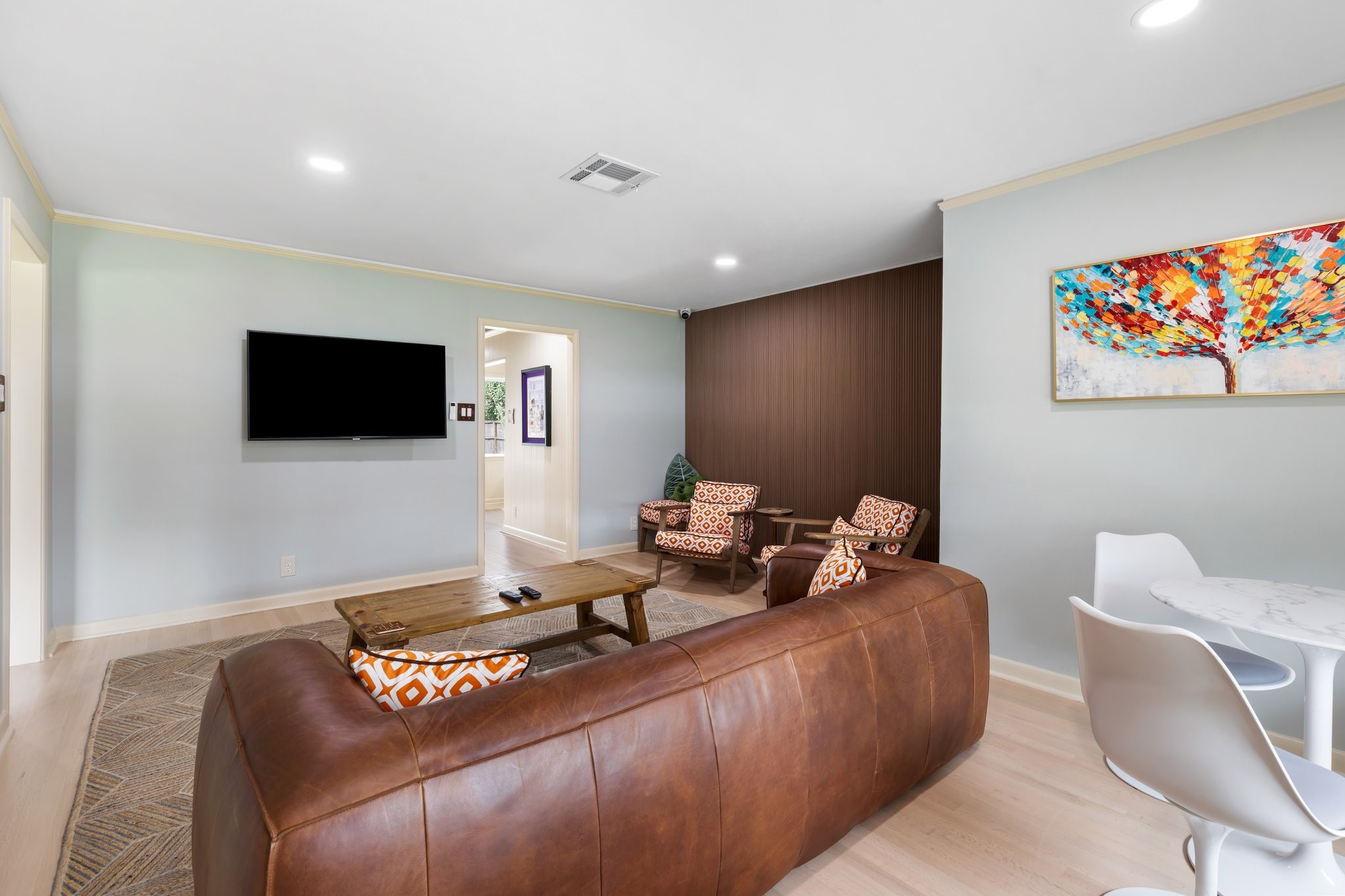 6727 Lindyann Lane Houston, TX 77008 - Photo 4 of 25 a living room with furniture and a flat screen tv
