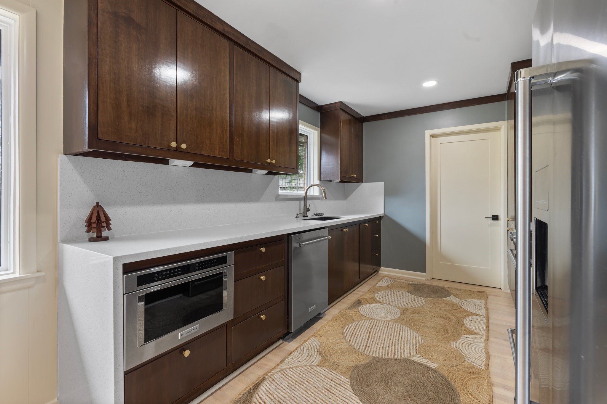 6727 Lindyann Lane Houston, TX 77008 - Photo 7 of 25 a kitchen with a sink and a stove top oven