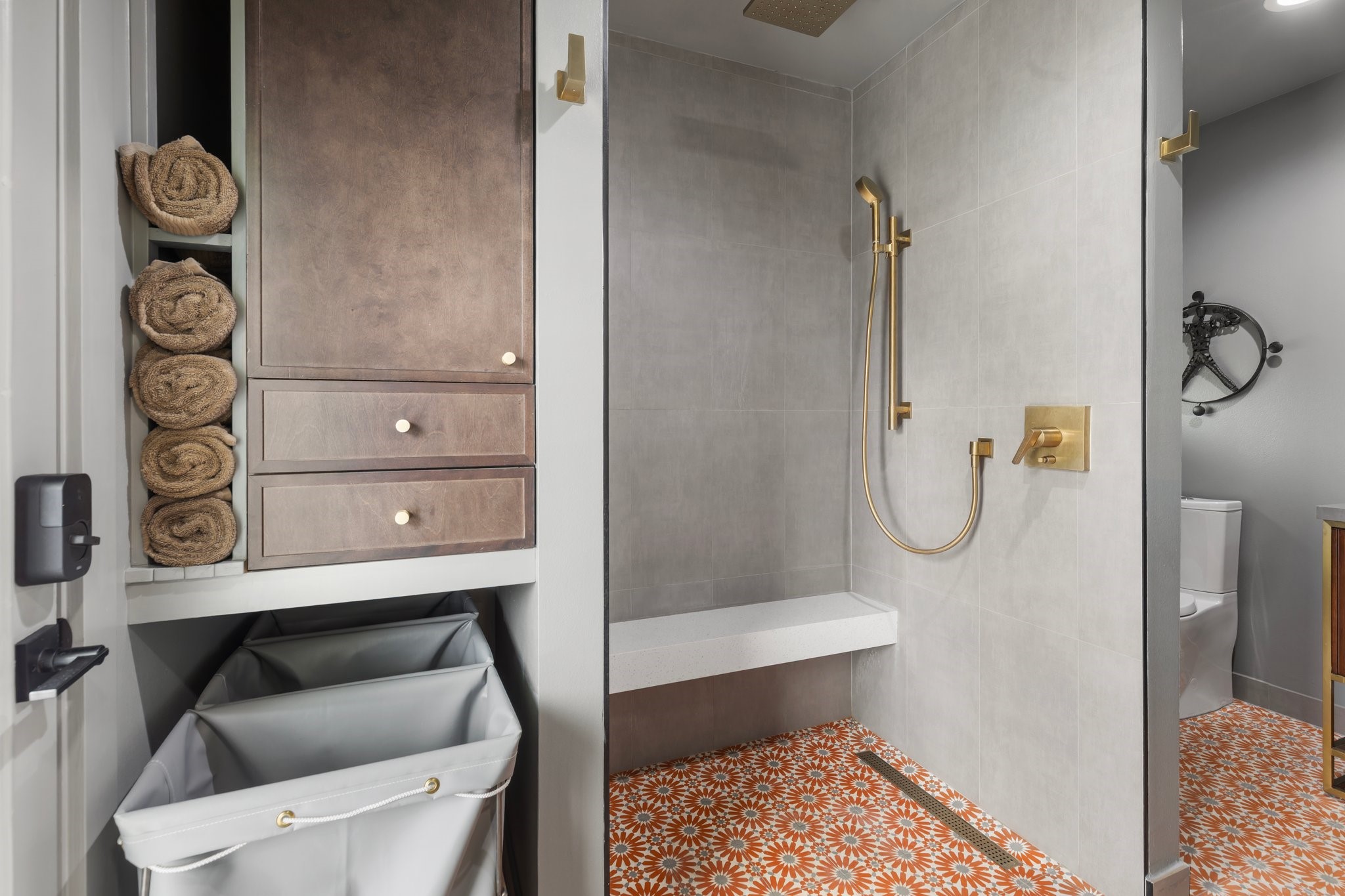 6727 Lindyann Lane Houston, TX 77008 - Photo 9 of 25 a bathroom with a toilet and a shower