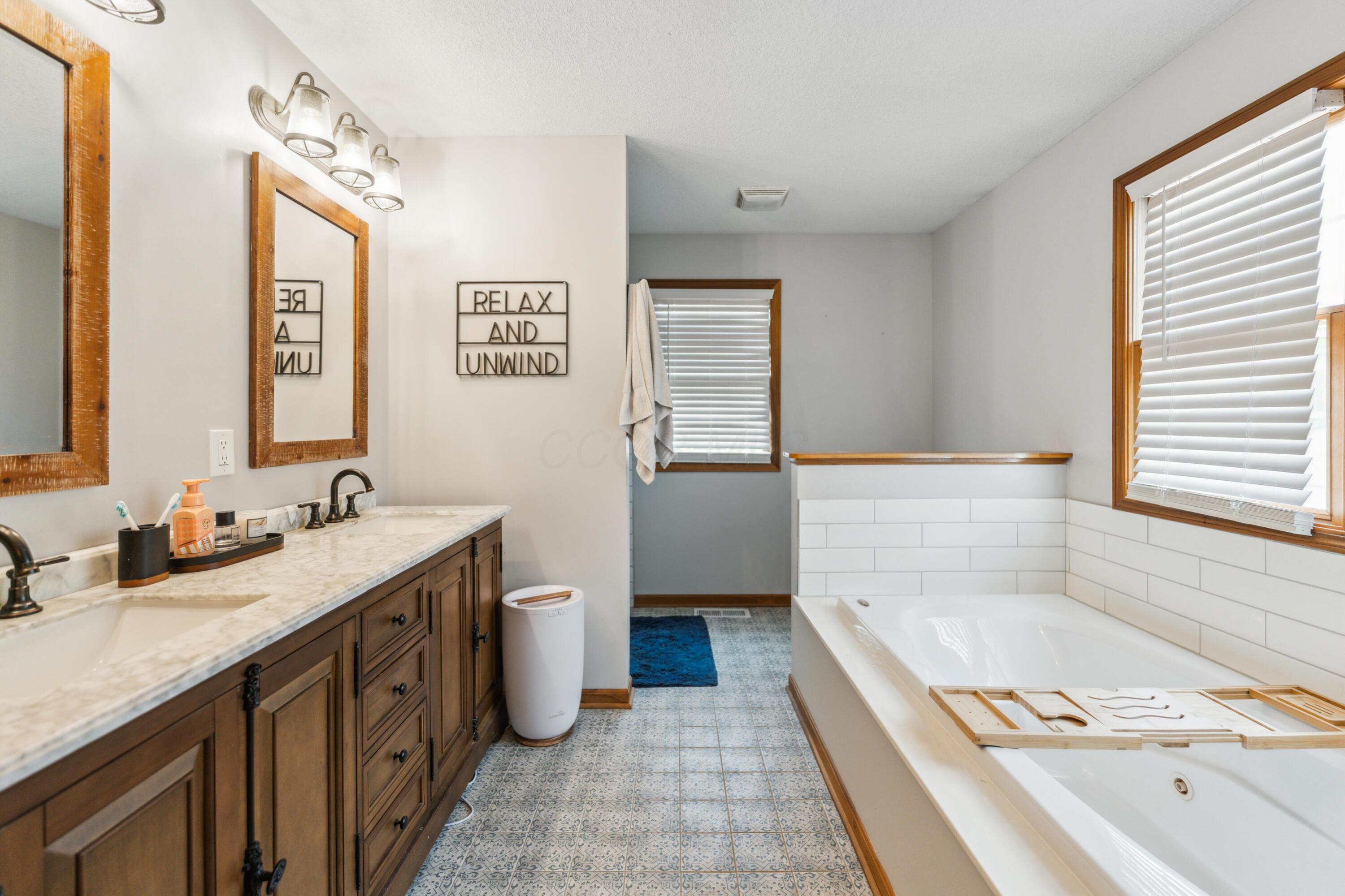 17994 Claypool Road Newark, OH 43056 - Photo 20 of 39 Master Bathroom (2)