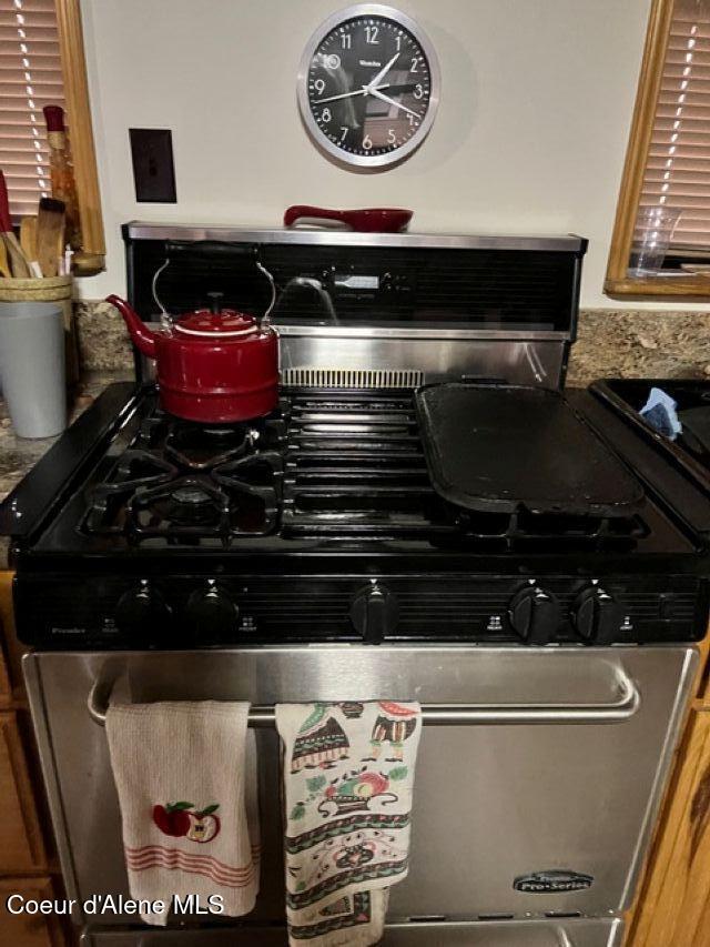 2000 Gold Cup Mountain Road Laclede, ID 83841 - Photo 7 of 21 Kitchen Stove