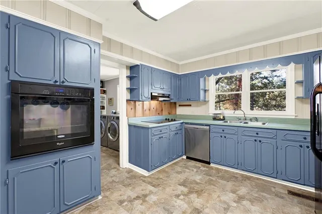 a view of kitchen with washer and dryer