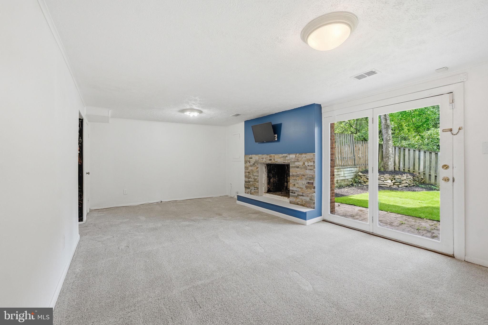 8260 Getty Court Springfield, VA 22153 - Photo 25 of 31 an empty room with floor to ceiling window and an outdoor view